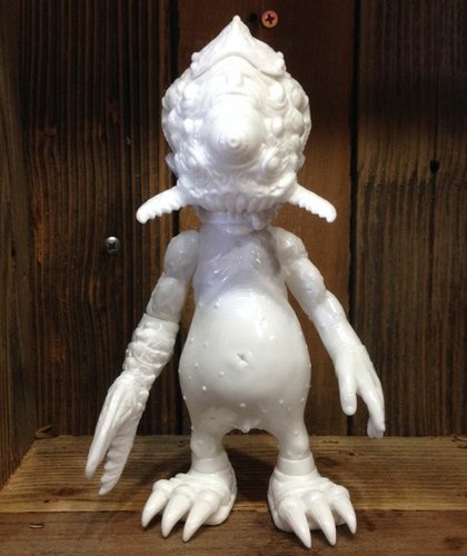 Unpainted White Brain Bug Boogie-Man figure by James Groman, produced by Cure. Front view.