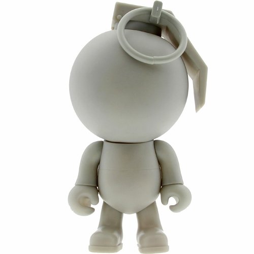 Grey 9 Inch Nade Blank figure by Ferg X Vanbeater, produced by Jamungo. Front view.
