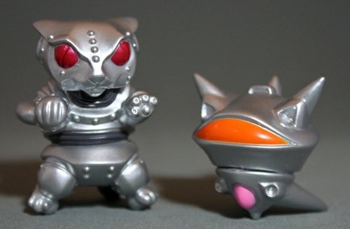 Micro Nekoron and MewShip set painted figure by Yoshihiko Makino, produced by Max Toy Co.. Front view.