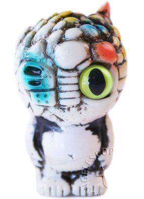 Chaos Q Bean - Painted White Rub figure by Mori Katsura, produced by Realxhead. Front view.