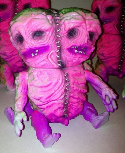 Chewing Gum Cadaver Twins figure by Splurrt. Front view.