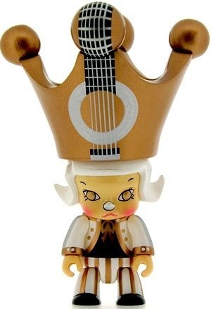 Molly Qee - Violin  figure by Kenny Wong, produced by Toy2R. Front view.