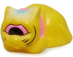Sleeping Fortune Cat - Yellow figure by Mori Katsura, produced by Realxhead. Front view.