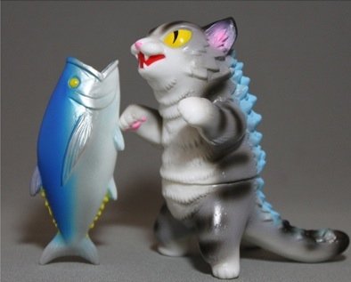 Kaiju Negora with Big Fish - Comic Con 2012 exclusive figure by Mark Nagata, produced by Max Toy Co.. Front view.