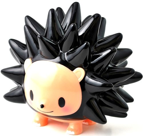 Iti Pinehead - Black figure by Itokin Park, produced by Kuso Vinyl. Front view.