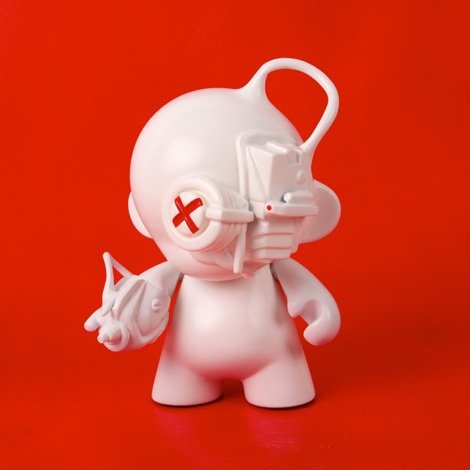 Assimilated MUNNY figure by Nevercrew. Front view.