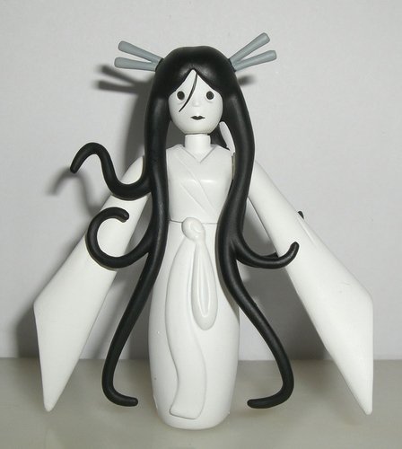 Yurei figure by Patricio Oliver (Po!), produced by Kidrobot. Front view.
