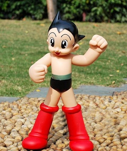 Astro Boy figure, produced by Bootleg. Front view.