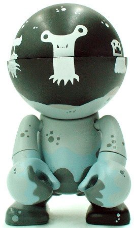 Peskimoon figure by Peskimo, produced by Play Imaginative. Front view.
