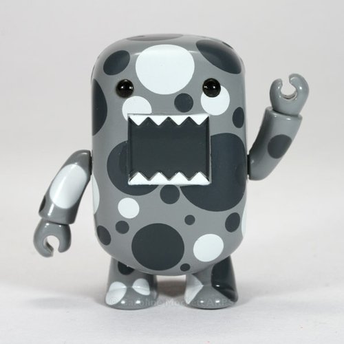 Grey Circles Domo Qee figure by Dark Horse Comics, produced by Toy2R. Front view.
