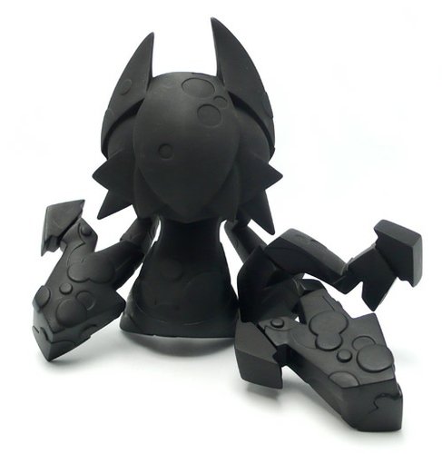 All Black Orus figure by Mist, produced by Bonustoyz. Front view.