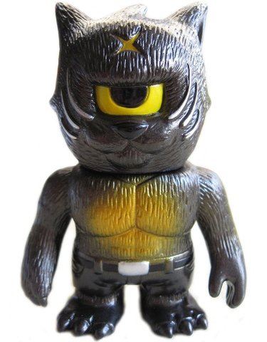 Neko Otoko - Catman figure by Mori Katsura, produced by Realxhead. Front view.