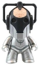 Cyber Leader figure by Matt Jones (Lunartik), produced by Titan Merchandise. Front view.