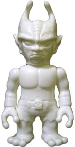 Mutant Evil - Unpainted White figure by Mori Katsura, produced by Realxhead. Front view.