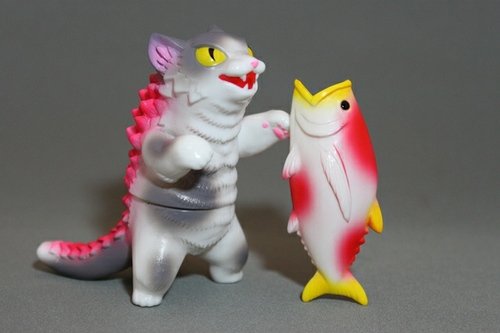 Kaiju Negora with Big Fish - FOE Gallery exclusive figure by Mark Nagata, produced by Max Toy Co.. Front view.