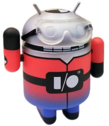 I/O Tester Android figure by Andrew Bell, produced by Dyzplastic. Front view.