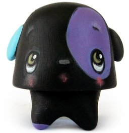 Puppy-dog eyes Gumdrop no.12 figure by 64 Colors. Front view.