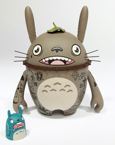 Tattootoro figure by Fakir. Front view.
