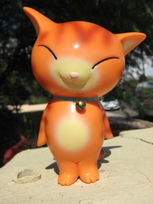 Teke-chan orange cat figure by Canico, produced by Us Toys. Front view.