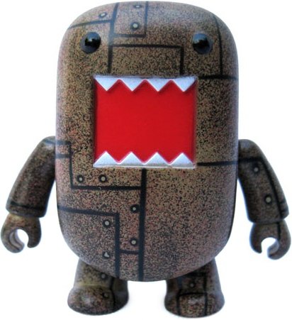 Rusted Metal Domo Qee figure by Dark Horse Comics, produced by Toy2R. Front view.