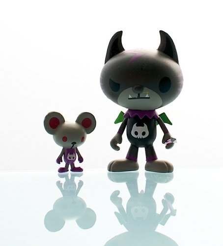 Skeltoon & Skullat figure, produced by Sony Creative. Front view.