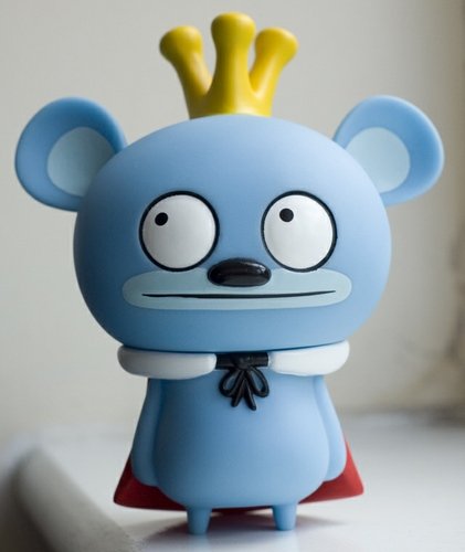 Bossy Bear (11 oclock eyes) figure by David Horvath, produced by Toy2R. Front view.
