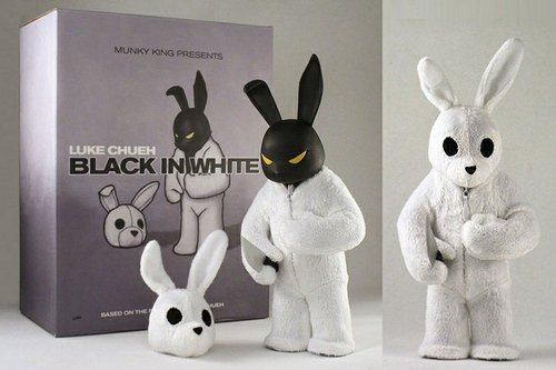 Black in White figure by Luke Chueh, produced by Munky King. Front view.