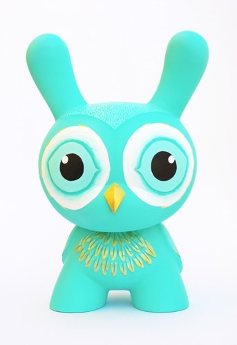 owl figure by Okokume (Laura Mas). Front view.