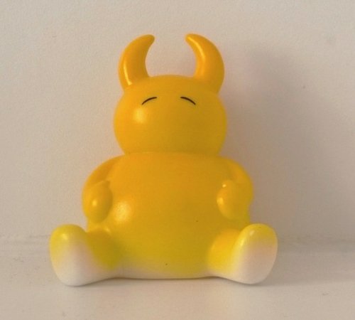 Yellow Fade Manpuku figure by Ayako Takagi, produced by Uamou. Front view.