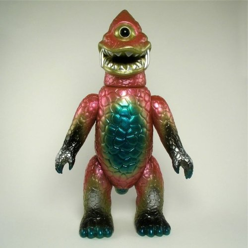 Zagoran - Gold, Red , Green figure by Naoya Ikeda. Front view.