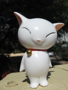 Teke-chan white cat figure by Canico, produced by U.S.Toys. Front view.