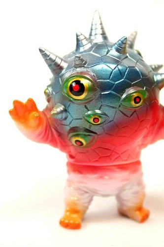 Mini Eyezon -  Mount Kobo Limited figure by Mark Nagata, produced by Max Toy Co.. Front view.