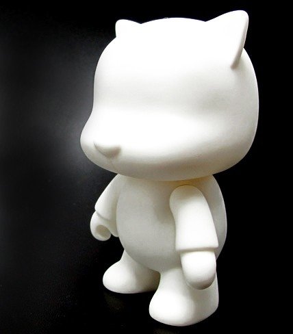 Mini Qee Cat figure, produced by Toy2R. Front view.