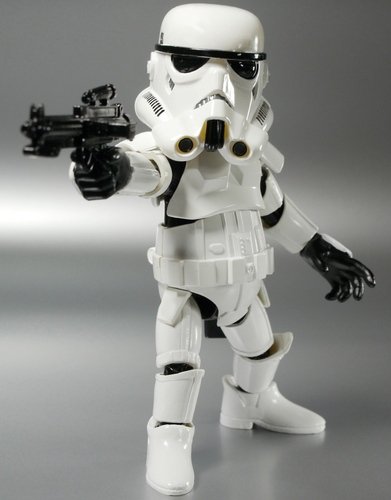 Hybrid Metal Figuration #005 - Stormtrooper figure by Lucasfilm Ltd., produced by Herocross. Front view.