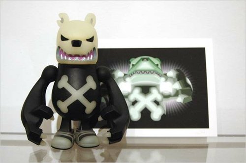 KnuckleBear （ナックルベア） figure by Touma, produced by Toy2R And Wonderwall. Front view.