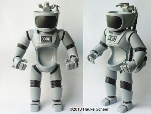 U.R.I.-NAL 90000 figure by Hauke Scheer, produced by Deep Fried Figures Gmbh. Front view.
