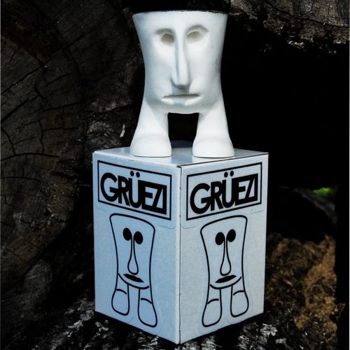 OG GRUEZI figure by Alex Svizeny, produced by Hellogruezi. Front view.