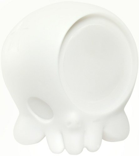 Mini Skully - White/DIY  figure by Dennis Quijano, produced by Urban Warfair. Front view.