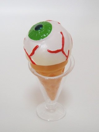 Eyeball Ice Cream figure by Aya Takeuchi, produced by Refreshment. Front view.