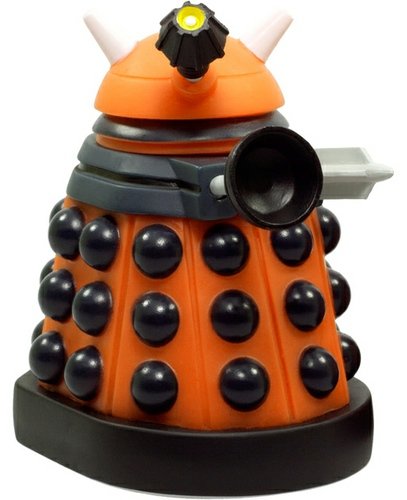 Scientist Dalek figure by Matt Jones (Lunartik), produced by Titan Merchandise. Front view.