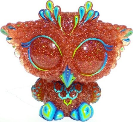 Biggy Owl - Topaz Glitter figure by Kathleen Voigt. Front view.