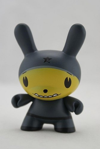 Star Head Grey figure by Dalek, produced by Kidrobot. Front view.