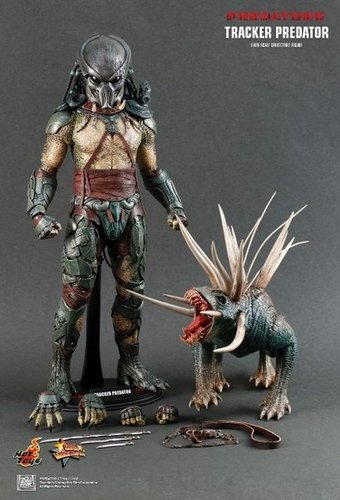 Predators - Tracker Predator figure, produced by Hot Toys. Front view.