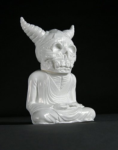 ALAVAKA - White Unpainted figure by Toby Dutkiewicz, produced by DevilS Head Productions. Front view.