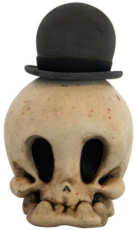 Lucky Skull  figure by Brandt Peters, produced by Circus Posterus. Front view.