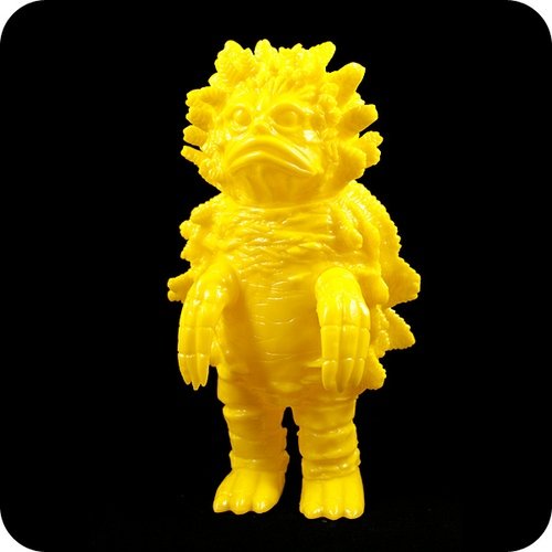 Garamon M-Pop Yellow version figure, produced by Marusan. Front view.