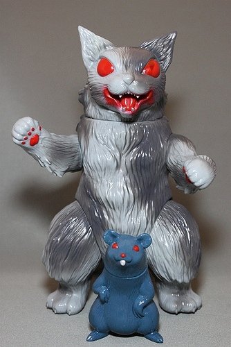 King Negora Set Gray Noroi Version figure by Mark Nagata, produced by Max Toy Co.. Front view.