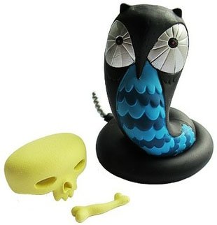 Snakeowl figure by Nathan Jurevicius, produced by Kidrobot. Front view.