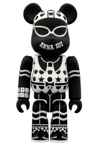 Anna Sui Be@rbrick - 100%  figure by Anna Sui, produced by Medicom Toy. Front view.