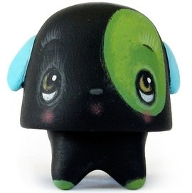 Puppy-dog eyes Gumdrop no.14 figure by 64 Colors. Front view.